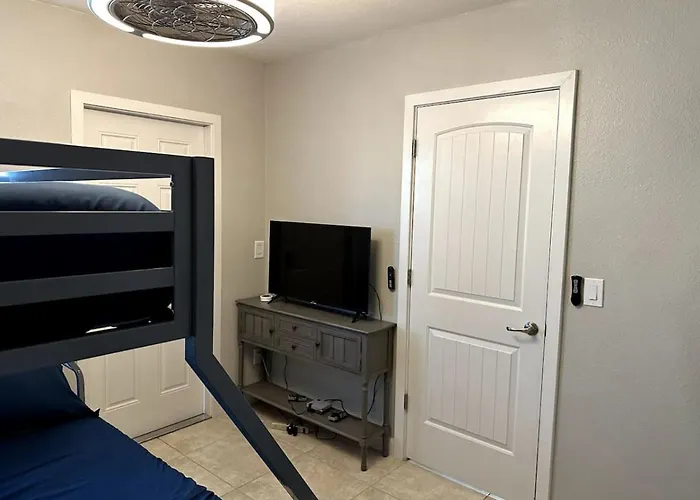 Ferienhaus Lakeside Entertainment Oasis With Heated Pool And