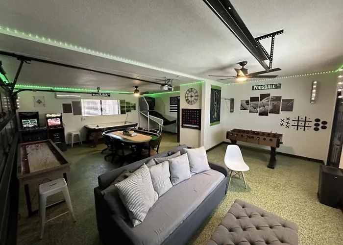 Lakeside Entertainment Oasis With Heated Pool And Ferienhaus