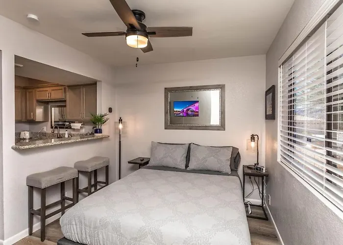Lakeside Entertainment Oasis With Heated Pool And Ferienhaus