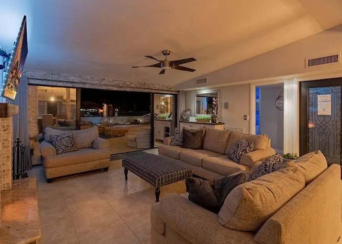 Lakeside Entertainment Oasis With Heated Pool And Ferienhaus *