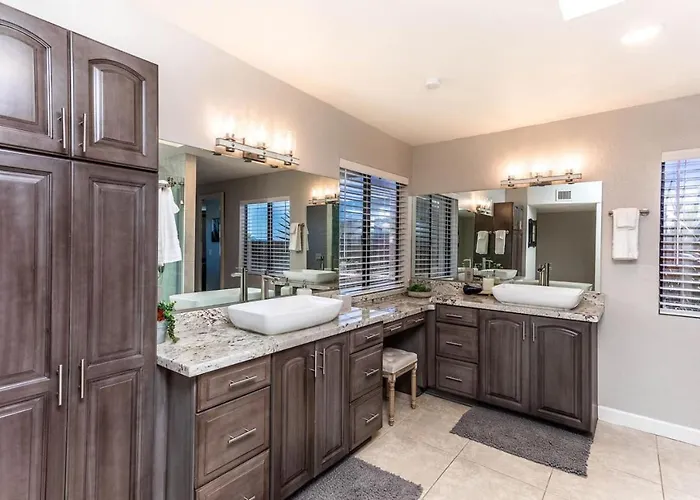 Lakeside Entertainment Oasis With Heated Pool And Ferienhaus *