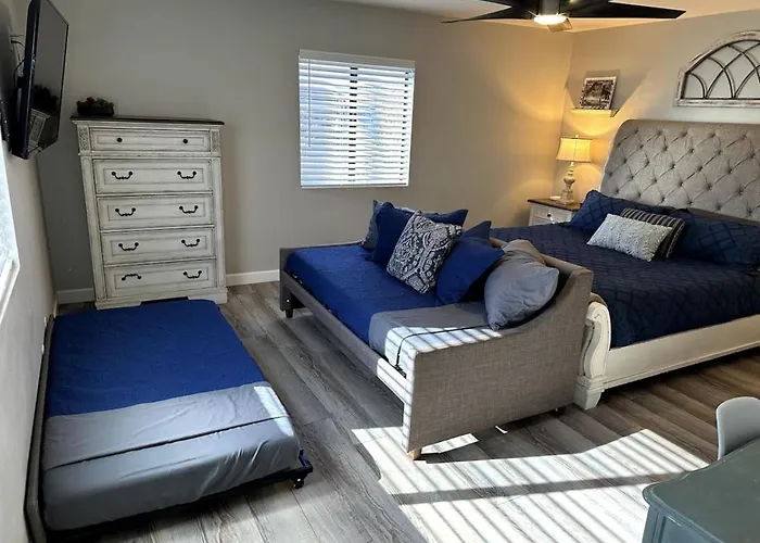 Lakeside Entertainment Oasis With Heated Pool And Ferienhaus *