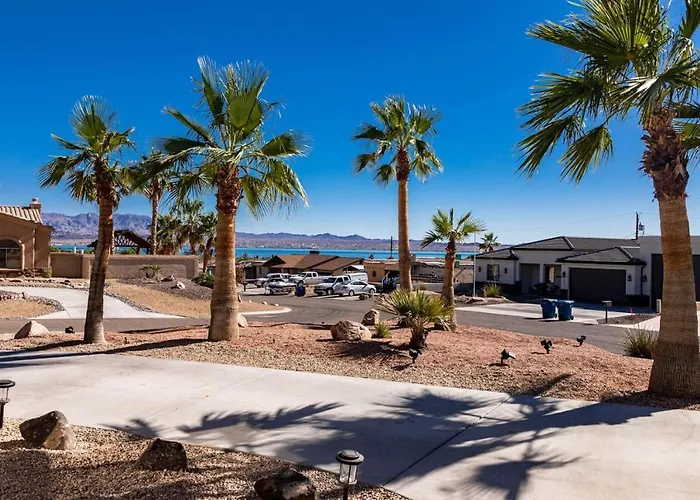 Lakeside Entertainment Oasis With Heated Pool And