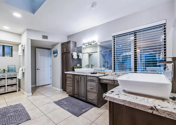 Lakeside Entertainment Oasis With Heated Pool And