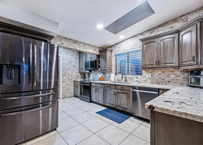 Lakeside Entertainment Oasis With Heated Pool And Ferienhaus